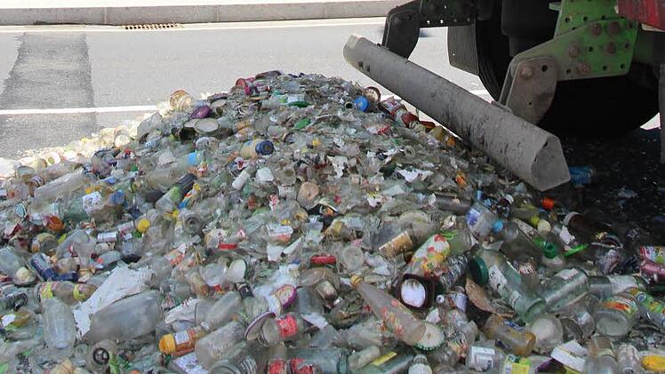 Die Ladeklappe des Lastwagens hat sich geöffnet und das Glas klirrte auf die Bundesstraße. Fotos: Marco Meißner