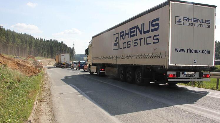 3: In Steinbach kommt sie an die erste Baustellenampel.