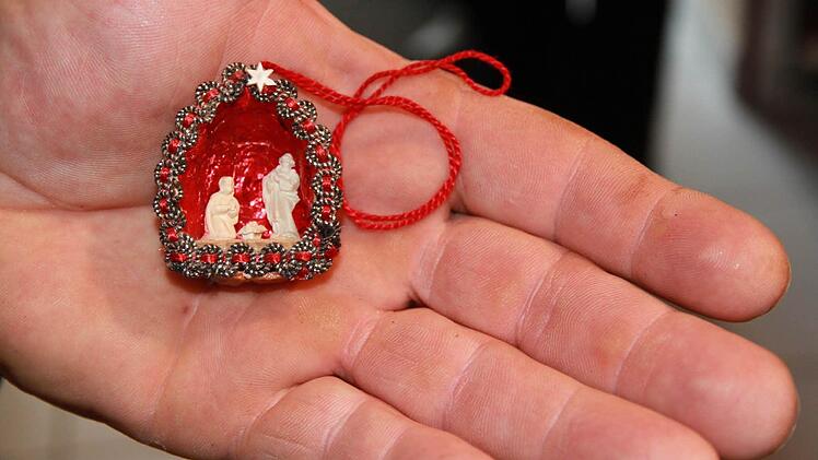 Drei Zentimeter groß ist die Krippe in der Walnussschale.