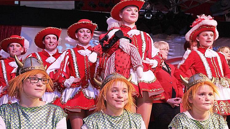 Kleine und große Garede-Tänzerinnen sind der Stolz des Neunkirchner Carneval Vereins. Fotos: fra-press