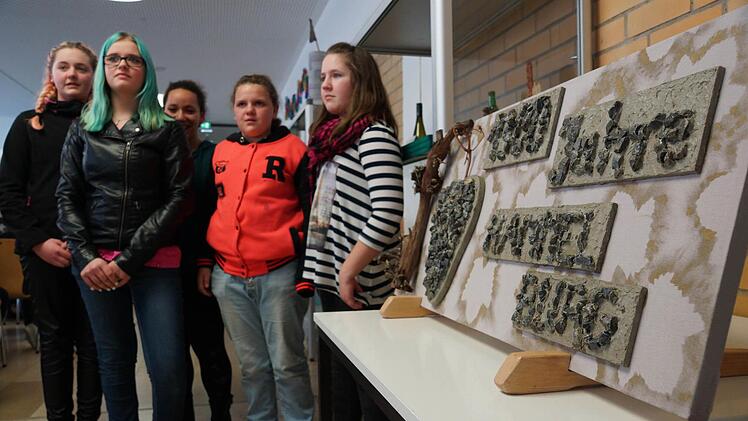 Schülerinnen einer siebten Klasse der Saaletalschule mit der Siegerarbeit.Foto: Arkadius Guzy