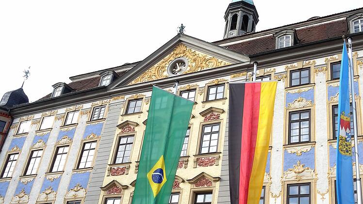 Ausnahmezustand in Coburg: Vor dem Rathaus flattert an diesem Wochenende auch die Flagge Brasiliens.Foto: Jochen Berger