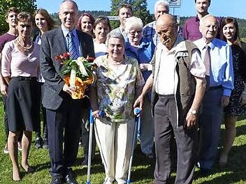 Die Jubilarin Hedwig Eidenpenz (vorne, Bildmitte) zusammen mit ihrem Ehemann Franz (rechts) und Bürgermeister Franz Uome (links) im Kreise der Familie und Gratulantenschar.  Foto: Klaus-Peter Wulf
