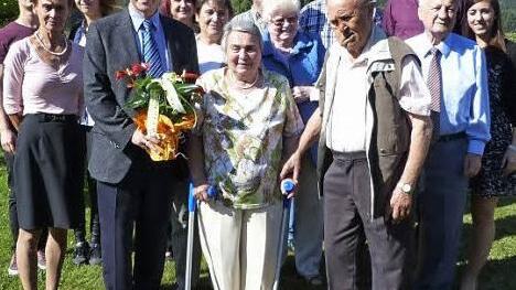 Die Jubilarin Hedwig Eidenpenz (vorne, Bildmitte) zusammen mit ihrem Ehemann Franz (rechts) und Bürgermeister Franz Uome (links) im Kreise der Familie und Gratulantenschar.  Foto: Klaus-Peter Wulf