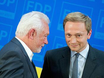 Wolfgang Kubicki (links) spricht in Berlin mit dem FDP-Vorsitzenden Christian Lindner. Foto: Christoph Schmidt/dpa