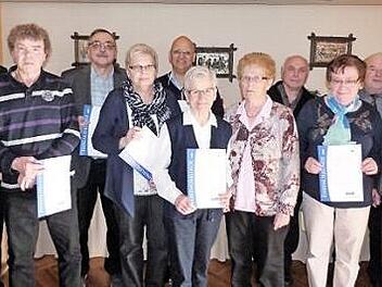 Ehrungen beim VdK-Ortsverband; im Bild (von links): stellvertretender Kreisvorsitzender Marc Benker, Erich Wolkenstein, Richard Kuchareschen, Reinhilde Kuchareschen, Nigel Eunous, Marianne Zeller, Wanda Luft, Johann Ackermann, Hildegund Ladisley, Oskar Reuß und Vorsitzender Walter Rabe Foto: Werner Reißaus