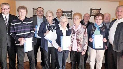 Ehrungen beim VdK-Ortsverband; im Bild (von links): stellvertretender Kreisvorsitzender Marc Benker, Erich Wolkenstein, Richard Kuchareschen, Reinhilde Kuchareschen, Nigel Eunous, Marianne Zeller, Wanda Luft, Johann Ackermann, Hildegund Ladisley, Oskar Reuß und Vorsitzender Walter Rabe Foto: Werner Reißaus