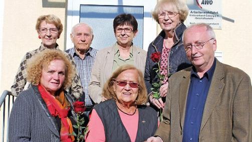 Awo-Kreisvorsitzender Hubert Joppich (rechts) und Awo-Ortsvereinsvorsitzende Adelheid Frankenberger (links) gratulierten Helga Bauer (vorne) für 60-jährige Zugehörigkeit zur Awo. Erika Vollath, Kassierer Hans Börs, Geschäftsführerin Ingrid Klingler-Joppich und Helga Brunnhöfer (hinten, von links) freuten sich mit der Jubilarin.  Foto: Carsten Höllein