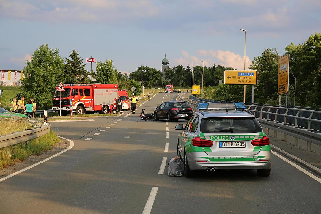 Kreis Hof: Junge Autofahrerin übersieht Motorrad beim Abbiegen - Lebensgefahr