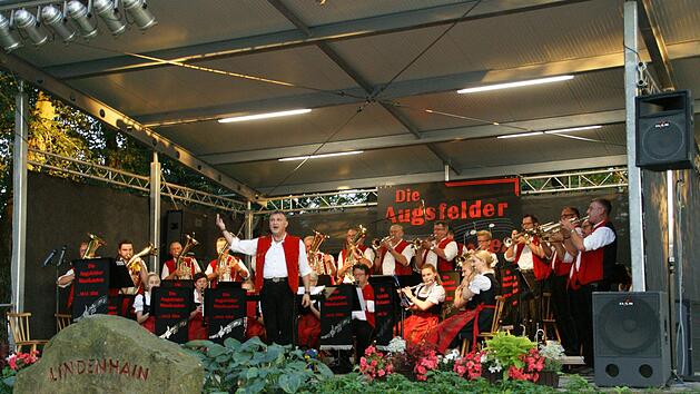 Erstmals Open Air gestalteten die Augsfelder Musikanten unter der Stabf&uuml;hrung von Hubert M&uuml;ller ihren Blasmusikabend im Lindenhain vor einem begeisterten Publikum. Foto: Sabine Weinbeer