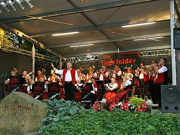 Erstmals Open Air gestalteten die Augsfelder Musikanten unter der Stabführung von Hubert Müller ihren Blasmusikabend im Lindenhain vor einem begeisterten Publikum. Foto: Sabine Weinbeer
