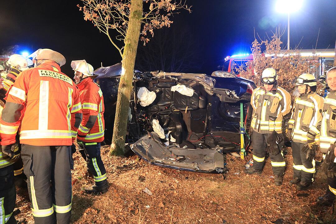 Schwerer Unfall in Hallerndorf: Junger Mann kracht mit Auto gegen Baum