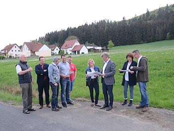 Die Mitglieder des Bau- und Umweltausschusses der Gemeinde Stockheim waren auf Besichtigungstour unterwegs und hielten Ausblick nach möglichen Baugebieten - wie hier in Stockheim am Spitzberg zwischen Stockheim und Neukenroth. Mit im Bild Bürgermeister Rainer Detsch (3. von rechts), Zweiter Bürgermeister Siegfried Weißerth (links) sowie Geschäftsleiter Rainer Förtsch (2.v.l.) und Kämmerer Stephan Urban (rechts). Foto: K.- H. Hofmann