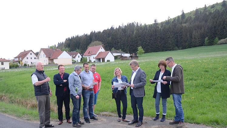 Die Mitglieder des Bau- und Umweltausschusses der Gemeinde Stockheim waren auf Besichtigungstour unterwegs und hielten Ausblick nach möglichen Baugebieten - wie hier in Stockheim am Spitzberg zwischen Stockheim und Neukenroth. Mit im Bild Bürgermeister Rainer Detsch (3. von rechts), Zweiter Bürgermeister Siegfried Weißerth (links) sowie Geschäftsleiter Rainer Förtsch (2.v.l.) und Kämmerer Stephan Urban (rechts). Foto: K.- H. Hofmann