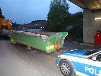 Bei einem Unfall An der Eich in Ansbach entstand hoher Sachschaden. Ein Lkw raste gegen eine Br&uuml;cke. Foto: NEWS5 / Haag