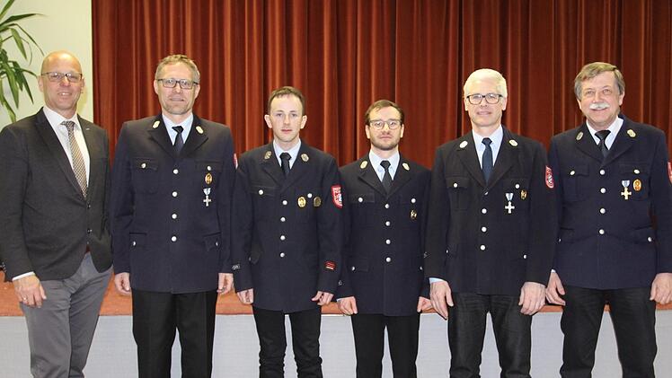Neu gewählt (von links): Kommandant Christoph Schmitt, Zweiter Kommandant Robin Kirchner, Tobias Rüttiger (Zweiter Vorsitzender des Feuerwehrvereins), Kuno Bühner (Schriftführer) und Dieter Feller (bisher Zweiter Kommandant).
