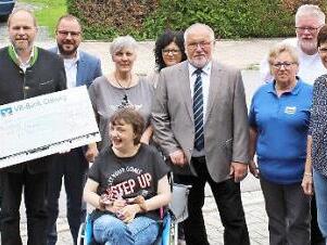 Übergabe der 1000-Euro-Spende (von links): Rainer Mattern, Bernd Reisenweber, Sebastian Straubel, Kerstin und Anika Lemser, Sabine König, Fredi Schmidt, Regina Schmidt, Joachim Hassel, Susann Biedefeld und Monika Heß  Foto: privat