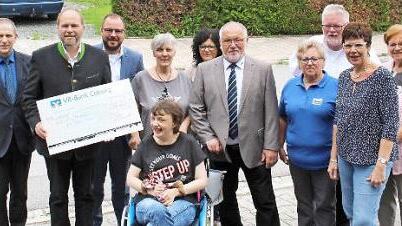 Übergabe der 1000-Euro-Spende (von links): Rainer Mattern, Bernd Reisenweber, Sebastian Straubel, Kerstin und Anika Lemser, Sabine König, Fredi Schmidt, Regina Schmidt, Joachim Hassel, Susann Biedefeld und Monika Heß  Foto: privat
