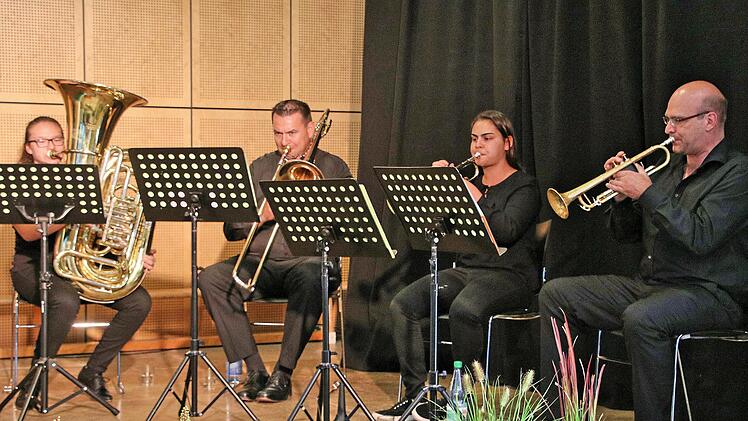 Ein Bläserquartett der städtischen Musikschule unter der Leitung von Thomas  Reuß (rechts) spielte bei der Freisprechungsfeier des Bestatterhandwerks in  der Aula des Schönborn-Gymnasiums. Foto: Dieter Britz