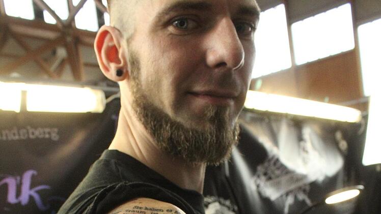 Das ist Leidenschaft: Franky gehört zum Stand von No. 13 Ink - vor allem aber ist er auch Fan seines Vereins Union Berlin und hat sich die besten Zeitungsschlagzeilen zum Aufstieg auf den Arm geholt. Foto: Markus Häggberg