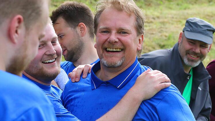 Trainer Ralf Carl feiert 2019 die Meisterschaft in der A-Klasse mit dem VfB Kulmbach.