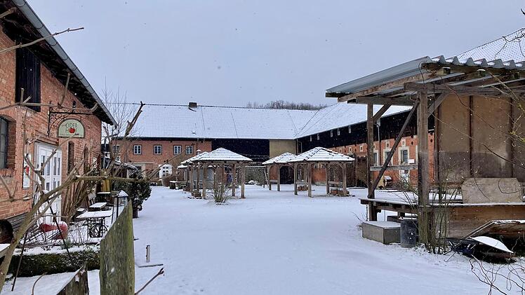 Die winterliche Idylle trügt: Auf der Ernstfarm ist sozusagen "Feuer unterm Dach". Alle Mieter haben entweder eine Kündigung erhalten oder einen Aufhebungsvertrag vorgelegt bekommen.