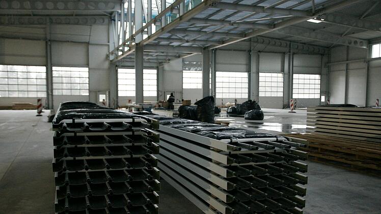 Diese sogenannten Deckenstrahlplatten übernehmen nach ihrer Installation die Heizung in Werk IV. Foto: Steffen Standke