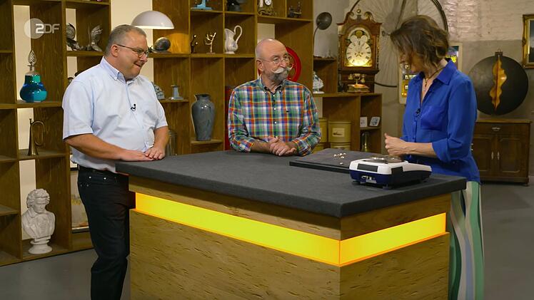 Helmut aus Offenburg hoffte in der Montagsfolge der ZDF-Trödelshow "Bares für Rares" auf einen Liebhaber für seine besonderen Stücke - und wurde nicht enttäuscht.