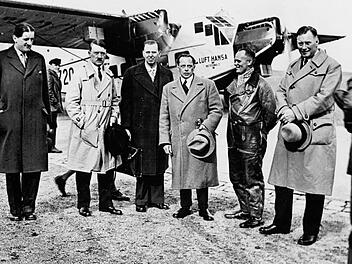 Adolf Hitler (zweiter von links) nutzte im Wahlkampf 1932 die "Luft Hansa", um dank schneller Fl&uuml;ge bis zu neunmal am Tag im gesamten Reichsgebiet bei Gro&szlig;veranstaltungen aufzutreten.
