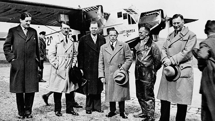 Adolf Hitler (zweiter von links) nutzte im Wahlkampf 1932 die "Luft Hansa", um dank schneller Fl&uuml;ge bis zu neunmal am Tag im gesamten Reichsgebiet bei Gro&szlig;veranstaltungen aufzutreten.