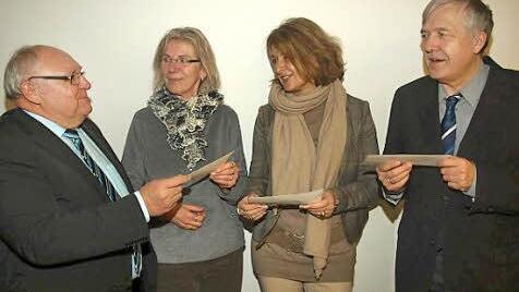 Erstmals schüttete die Stiftung "Sonnenschein" einen Teil des Zugewinns aus. Bürgermeister Siegfried Erhard (links) überreicht das Geld  an (weiter von links) Edelgard Seufert (Bücherei Eltingshausen), Rektorin Sonja Then (Mittelschule Oerlenbach) und Pfarrer Philipp Klein (Seniorenheim Kramerswiesen).    Fotos: Stefan Geiger