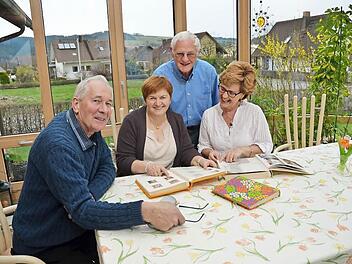 Sie stöbern in Erinnerungen ihrer fast 40- jährigen deutsch-schottischen Freundschaft (von links): John Jackson, Gabriele Walther, Gerhard Walther und Kay Jackson  Foto: Karl-Heinz Hofmann