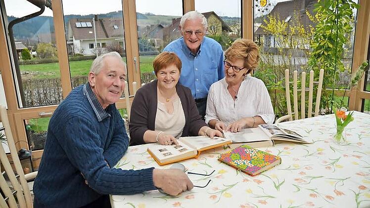 Sie stöbern in Erinnerungen ihrer fast 40- jährigen deutsch-schottischen Freundschaft (von links): John Jackson, Gabriele Walther, Gerhard Walther und Kay Jackson  Foto: Karl-Heinz Hofmann