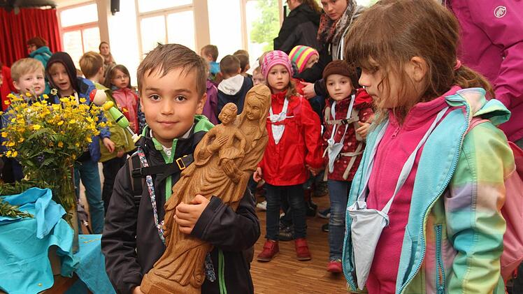 Mit Stolz trägt Fabio die Madonna.Foto: Günther Geiling