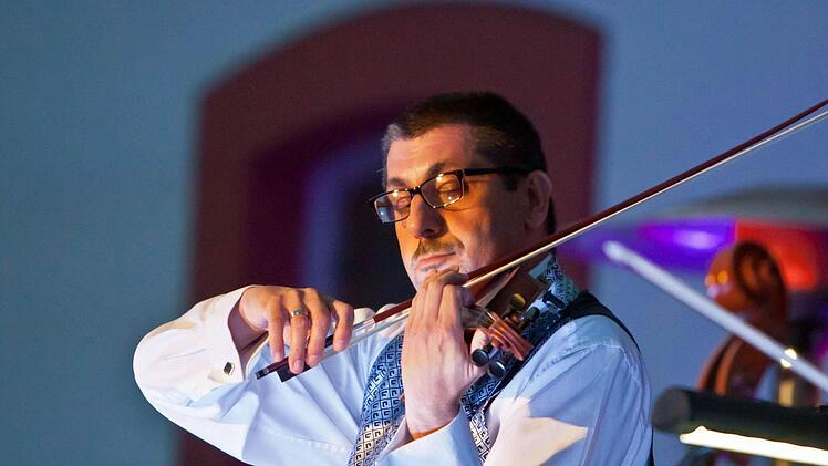 Stimmungsvoll: Altstadt-Serenade vom dem "Haus des Gastes" in Bad Rodach: Gyula Mezei.Foto: Jochen Berger