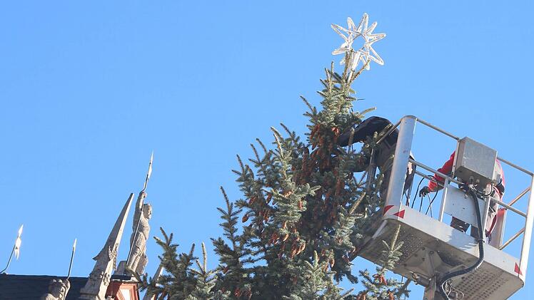 Ein Stern schmückt schon den Baum auf dem Coburger WeihnachtsmarktFoto: Jochen Berger