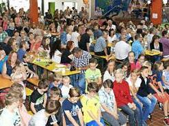Nach wie vor ist die lichtdurchflutete Aula das Zentrum der Grundschule, wo der Abschluss der Generalsanierung gefeiert wurde.  Fotos: sw