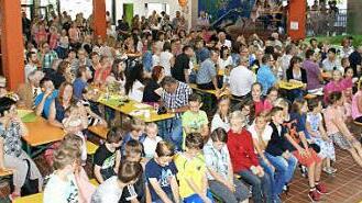 Nach wie vor ist die lichtdurchflutete Aula das Zentrum der Grundschule, wo der Abschluss der Generalsanierung gefeiert wurde.  Fotos: sw