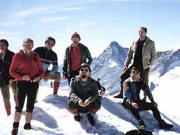1986 unternahm eine Gruppe der AH-Abteilung erstmals unter der Leitung von Klaus Waltinger eine Hochgebirgstour. Das Bild zeigt das Team auf der Friesenbergscharte mit Klaus Waltinger (stehend links). Foto: AH TSV Ebenhausen