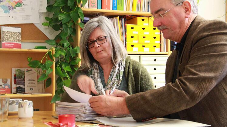 Sozialberaterin Gabriele Morath vom Caritasverband des Landkreises und Redaktionsleiter Paul Ziegler von der Saale-Zeitung über einem besonderen Fall. Foto: C. Schmitt
