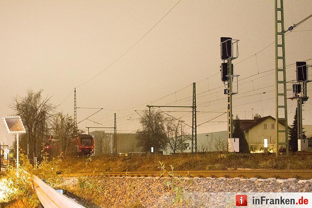 Bahnlinie zwischen Nürnberg und Fürth aufgrund von Oberleitungsschaden lahmgelegt - Einsatzkräfte müssen rund 350 Personen aus zwei Zügen evakuieren