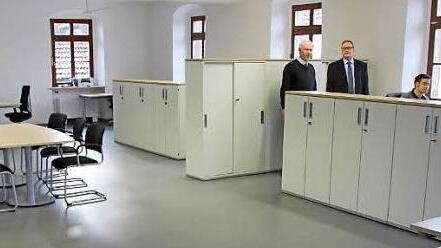Der einstige Sitzungssaal mit Verwaltungsleiter Peter Hofmann aus Scheßlitz und Ltd. Baudirektor Gerald Neller aus Haßfurt (von links).