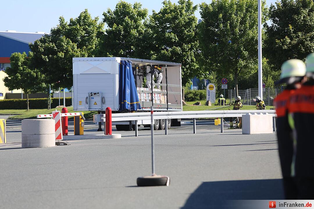 Explosionsgefahr im Kreis Hof: Aufgeheizter Gefahrguttransporter droht zu explodieren