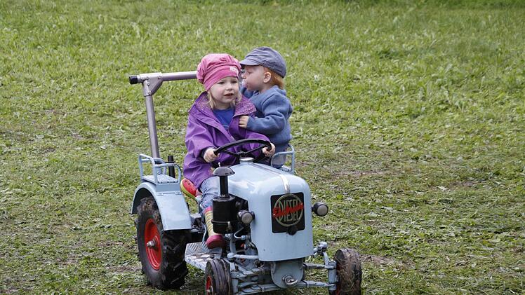 Kinder im Selbstfahr-Eicher  Foto: ReinhardLöwisch