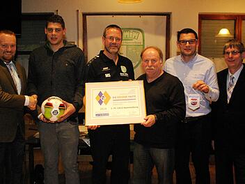André Nagelsmann (links) und Klaus Eisenmann (rechts) überbrachten die Goldene Raute des BFV, die (von links) Christopher Krause, Martin Stapper, Andreas Ruppert und Christian Ohmert entgegennahmen. Winfried Ehling