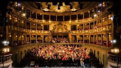 Einen Besuch im Erlanger Markgrafentheater k&ouml;nnen sich Hartz-IV-Empf&auml;nger normalerweise nicht leisten. Die Diakonie Erlangen erm&ouml;glicht bed&uuml;rftigen Menschen kulturelle Erlebnisse. Foto: Jochen Quast