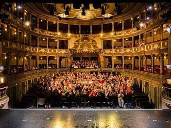 Einen Besuch im Erlanger Markgrafentheater können sich Hartz-IV-Empfänger normalerweise nicht leisten. Die Diakonie Erlangen ermöglicht bedürftigen Menschen kulturelle Erlebnisse. Foto: Jochen Quast