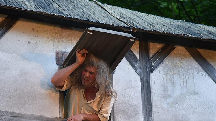 Der Knecht Hannes (Detlef Hofmann) blickt aus der Mühle der Mühlenwirtin Zänker. Foto: Gabi Arnold