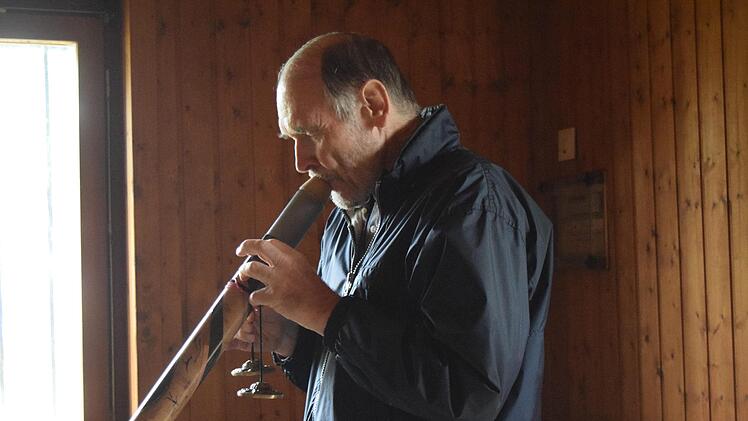 Falko Henninger lässt sich bei den Didgeridoo-Sound Days beraten, wie er seine kleinen Percussionsinstrumente beim Didgeridoospiel richtig einsetzen kann. Foto: Daniela Pondelicek