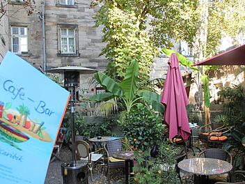 Auf dem Bild ist der  Innenhof der Cafe-Bar Karibik leer. Bei Außenkonzerten aber ist  oft viel los. Der Lärmpegel stört dann einige Nachbarn. Foto: Andreas Schmitt